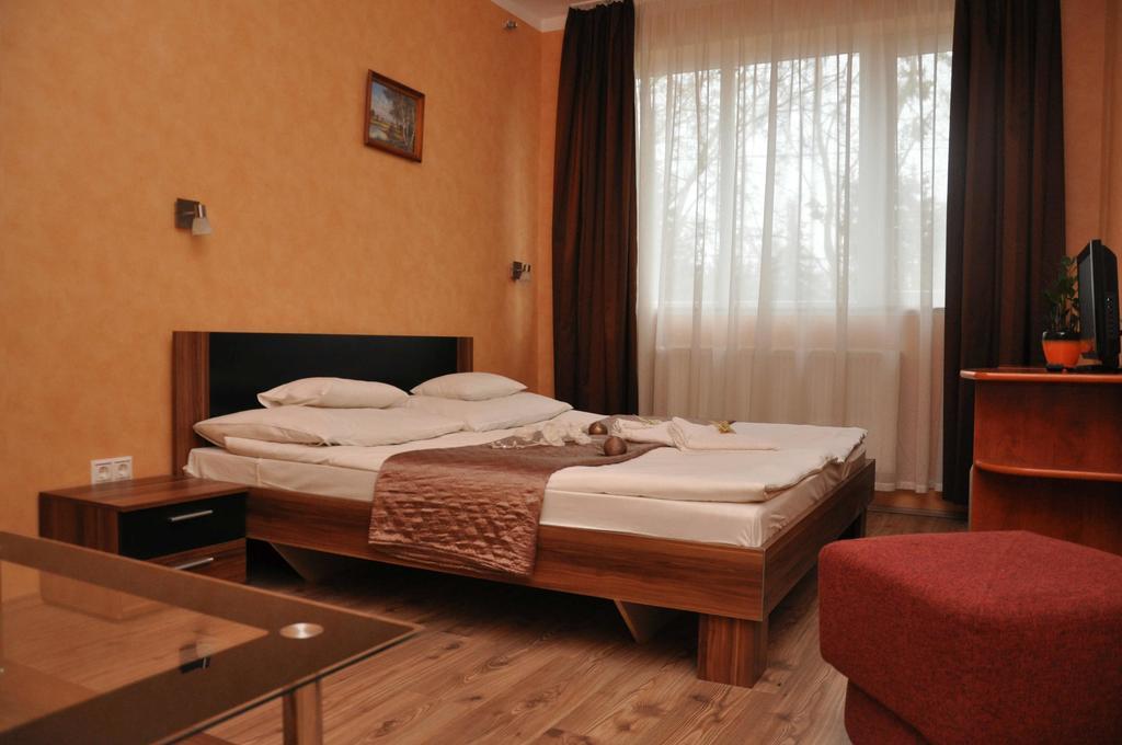 Harmony Panzio Bed and Breakfast Hajdúszoboszló Δωμάτιο φωτογραφία